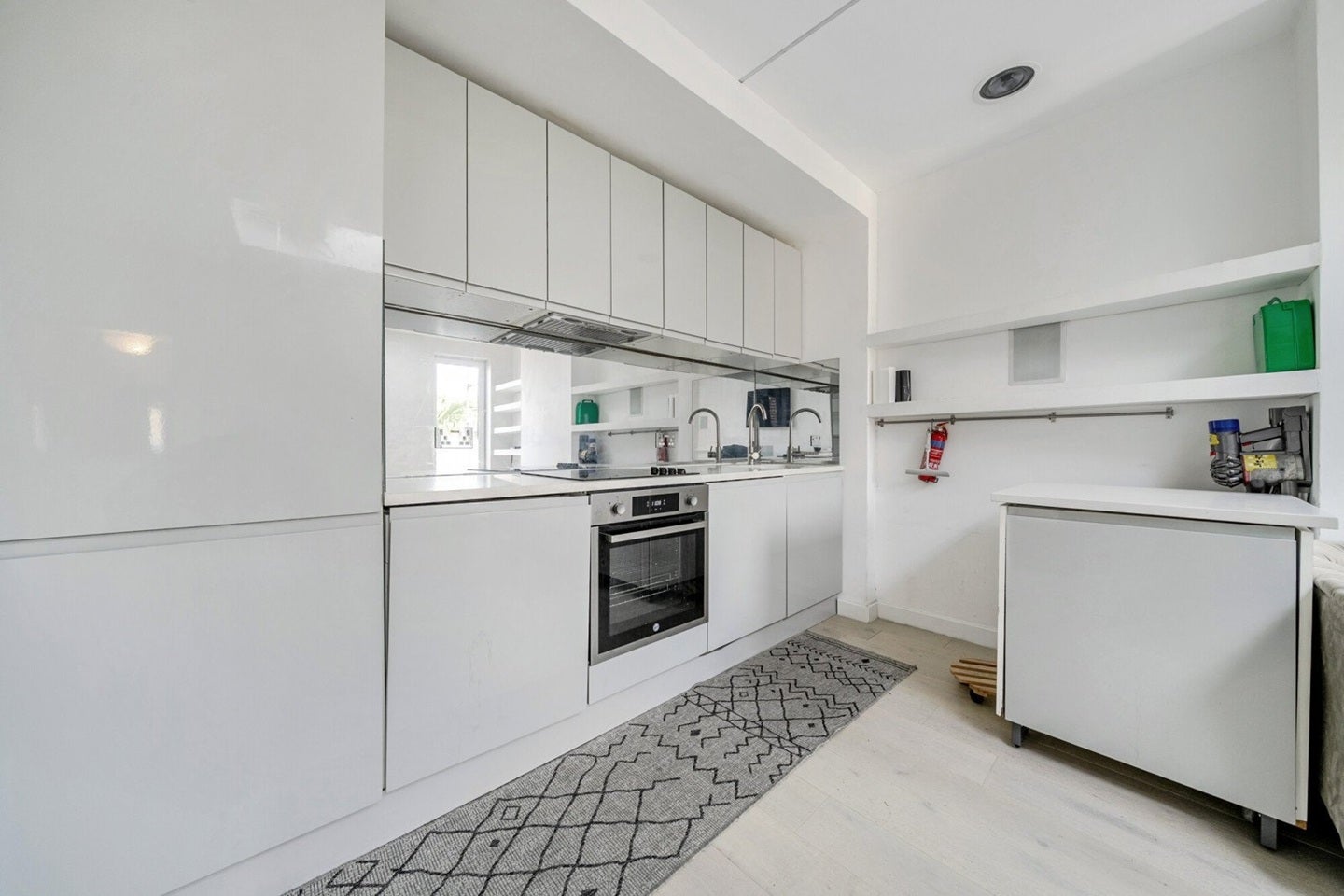 Flat Malton Street in Greater London