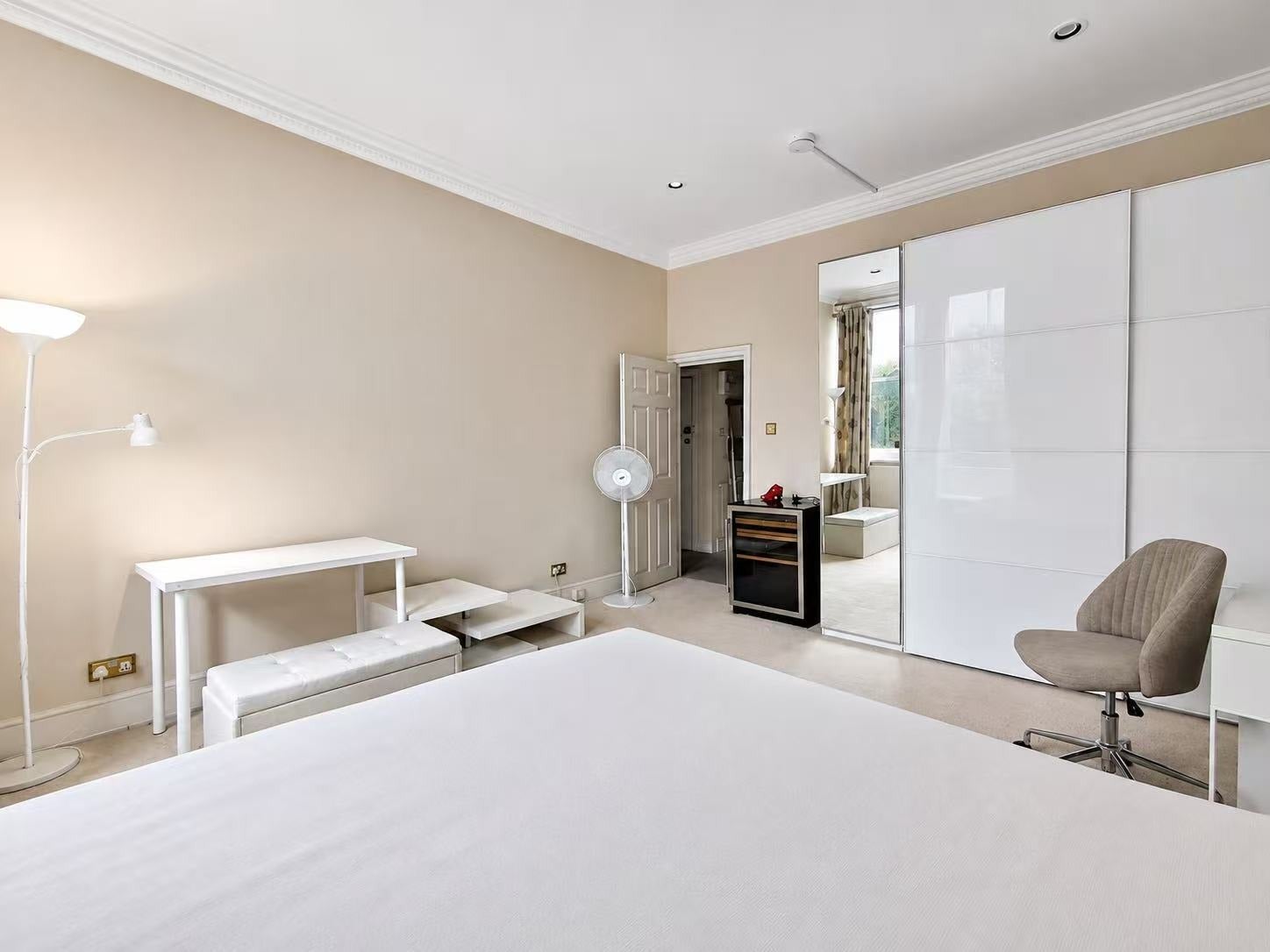 Flat Penywern Road in Greater London