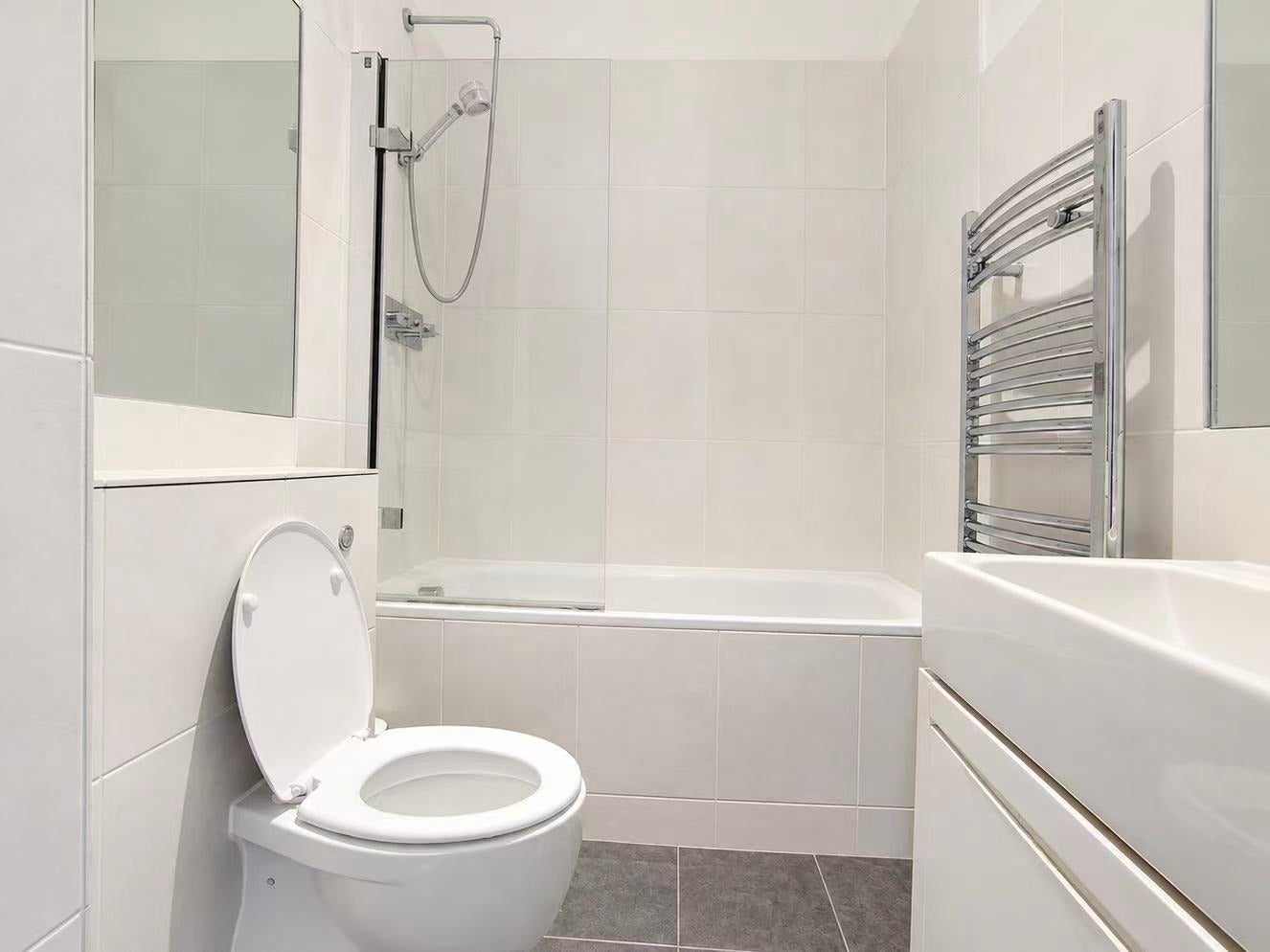 Flat Penywern Road in Greater London