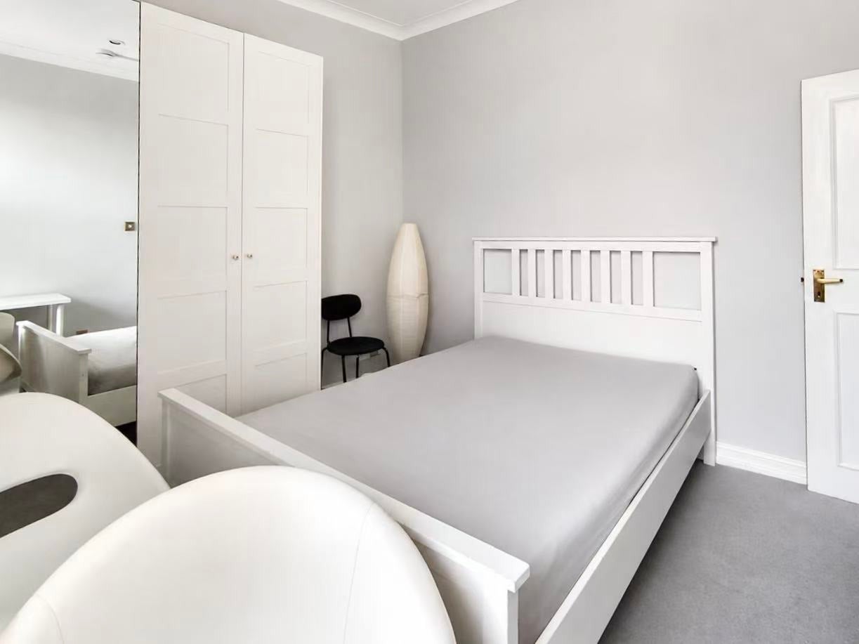 Flat Penywern Road in Greater London