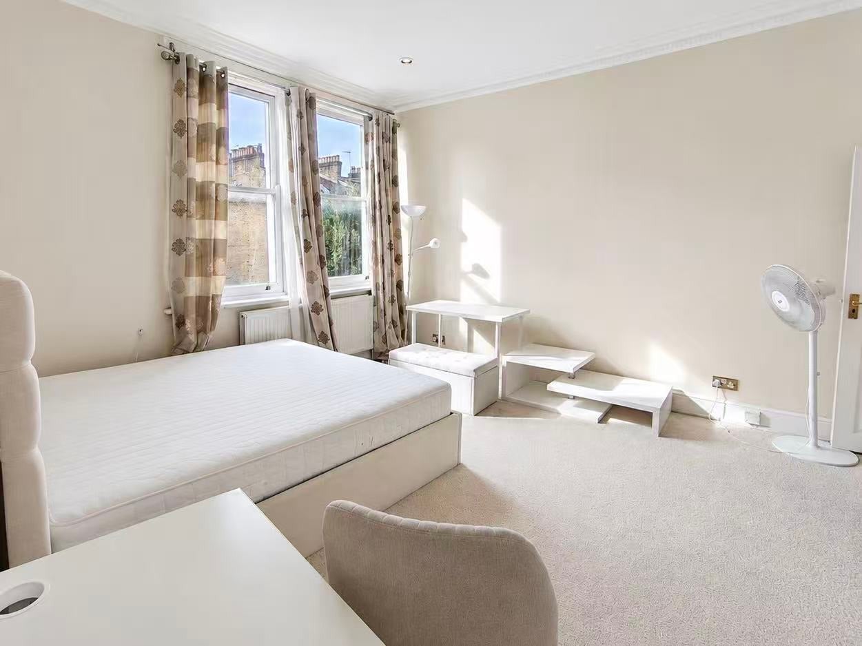Flat Penywern Road in Greater London