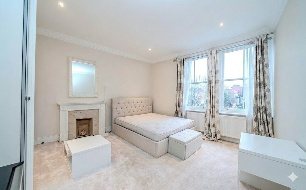 Flat Penywern Road in Greater London