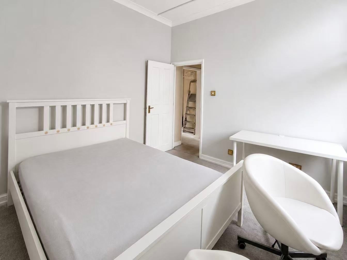 Flat Penywern Road in Greater London