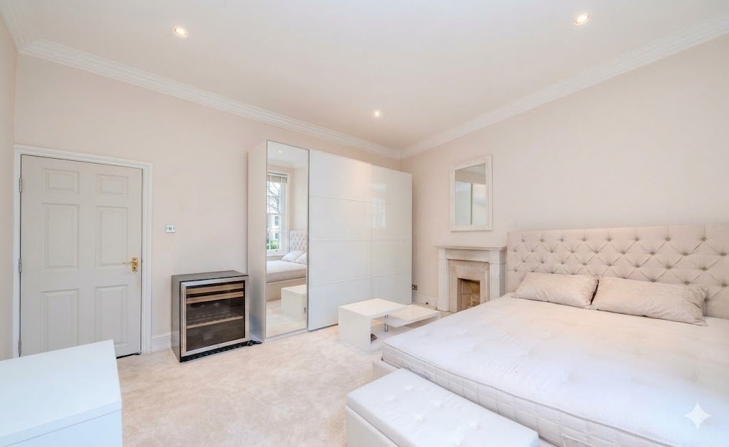 Flat Penywern Road in Greater London