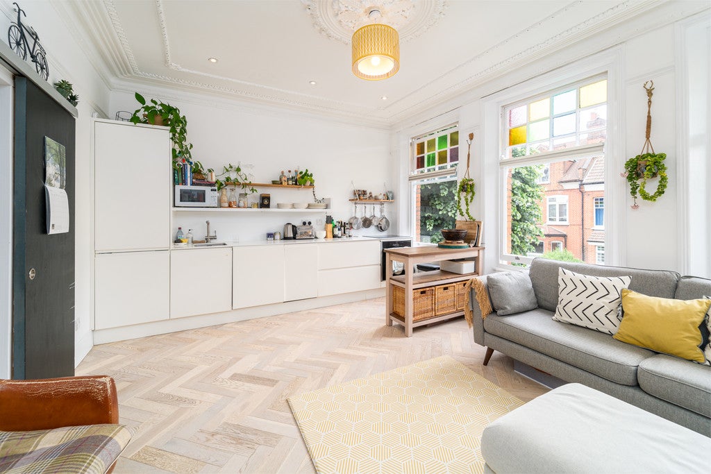 Flat Ferme Park Road in Greater London
