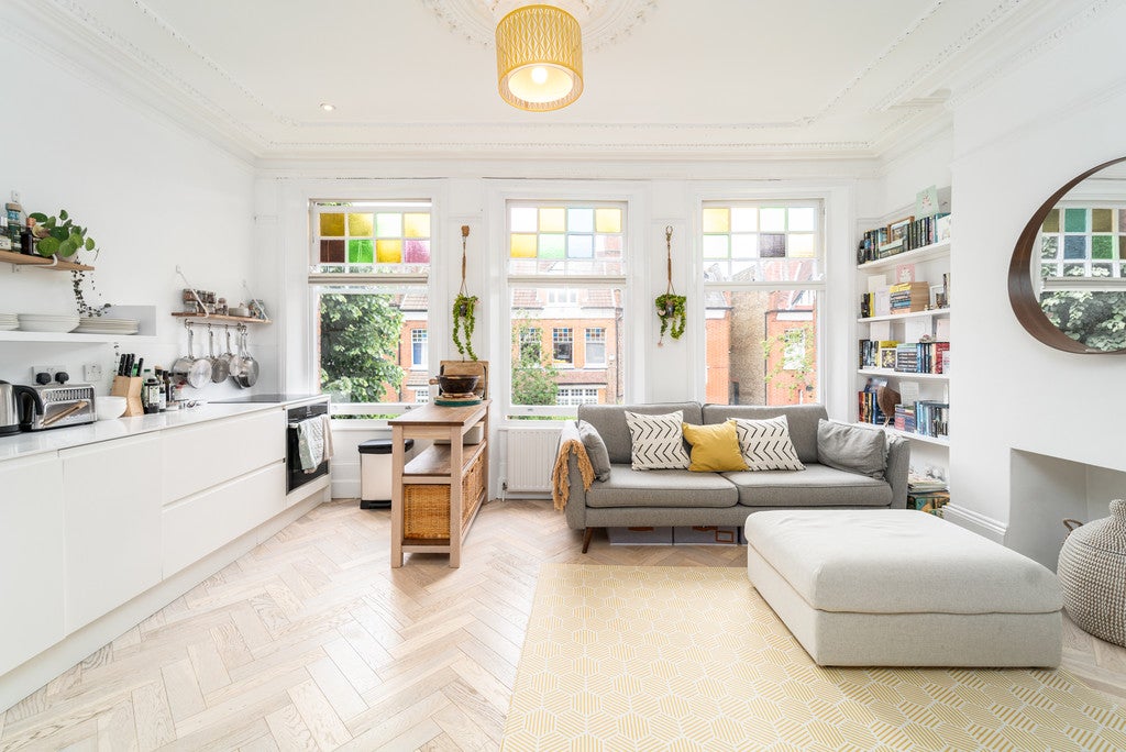 Flat Ferme Park Road in Greater London