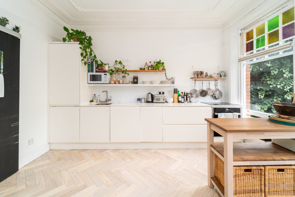 Flat Ferme Park Road in Greater London