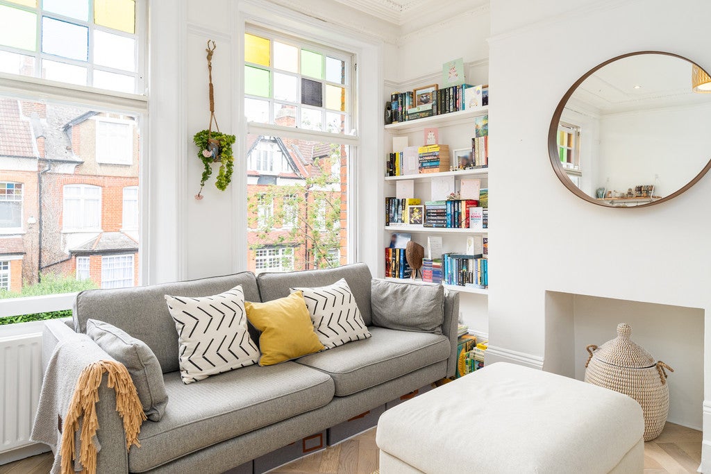 Flat Ferme Park Road in Greater London