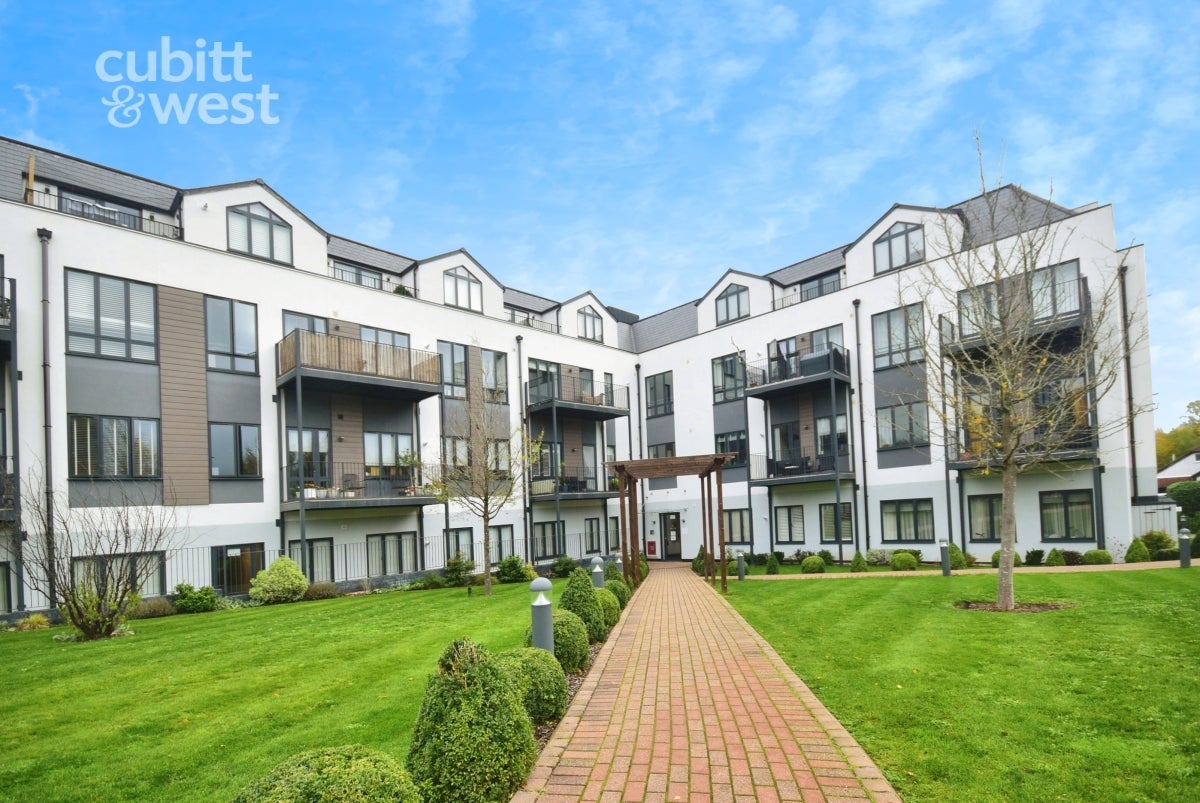 Flat Sutton Court Road in Greater London