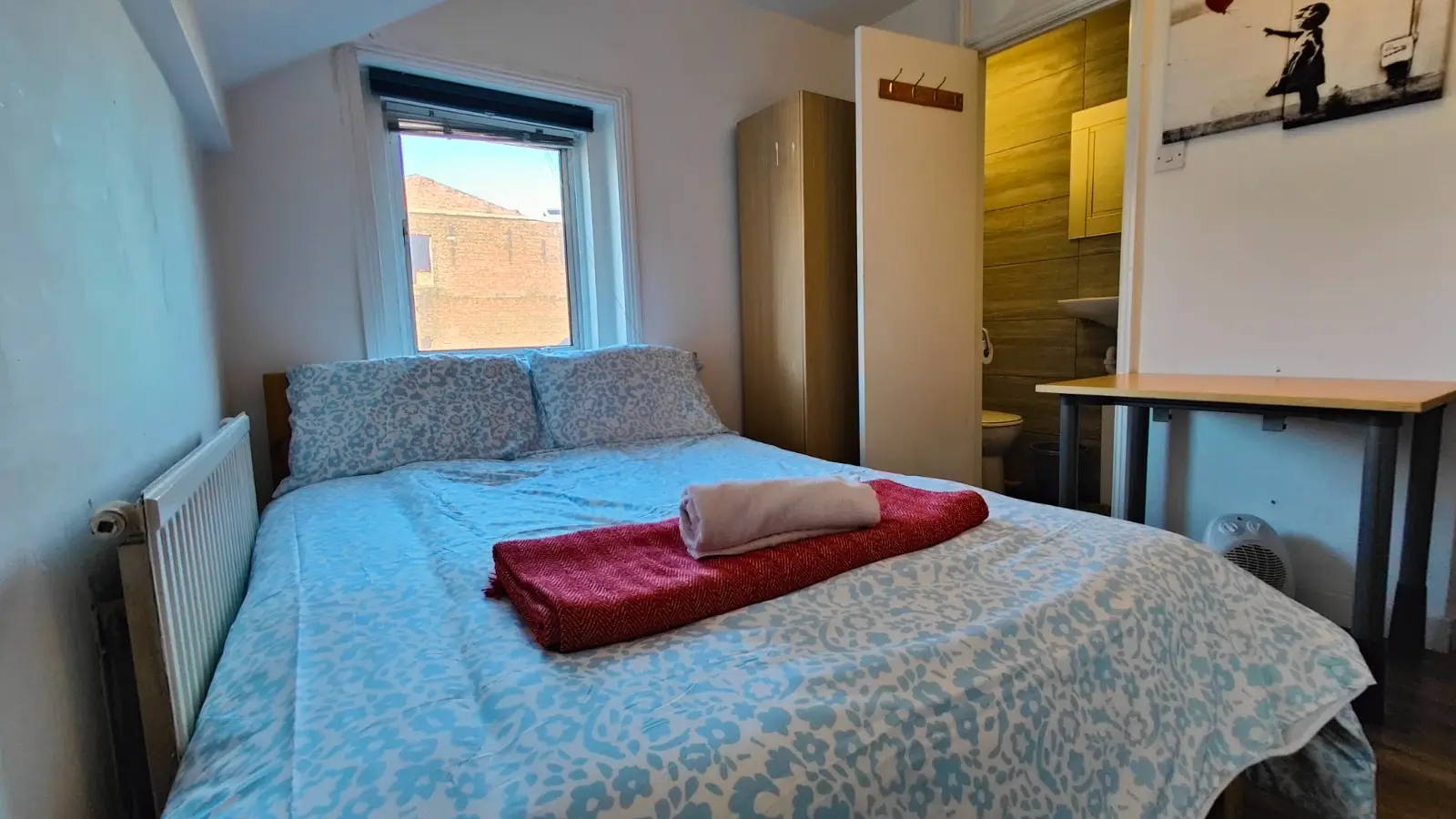 Flat Hackney Road in Greater London