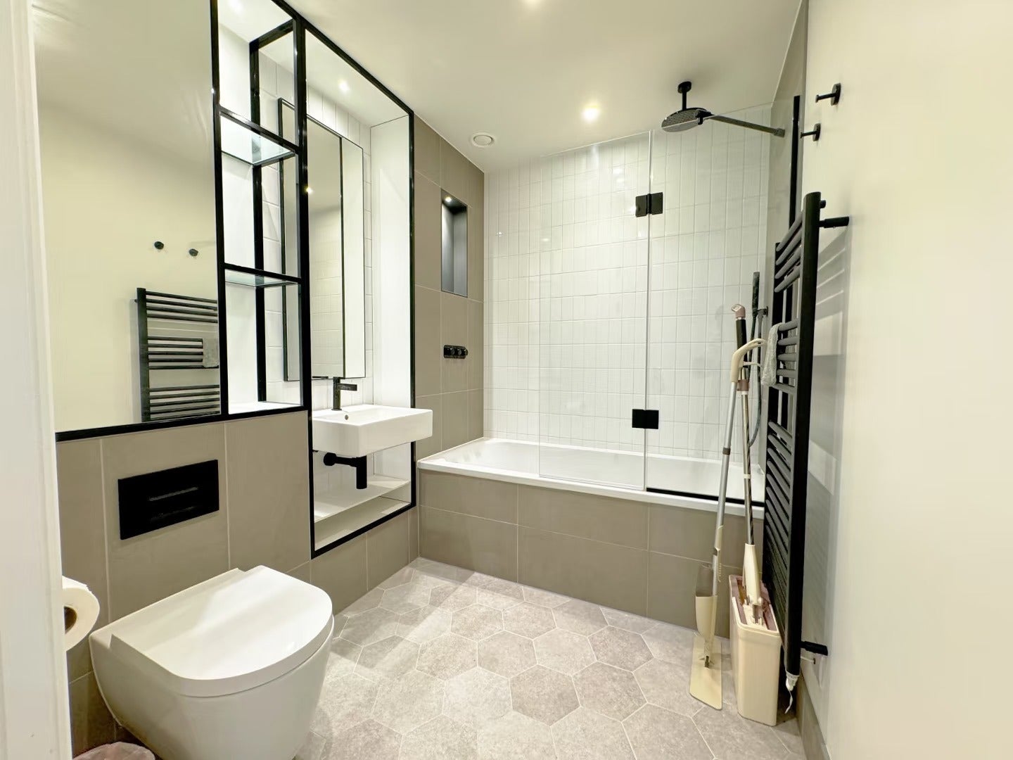Flat Beresford Avenue in Greater London