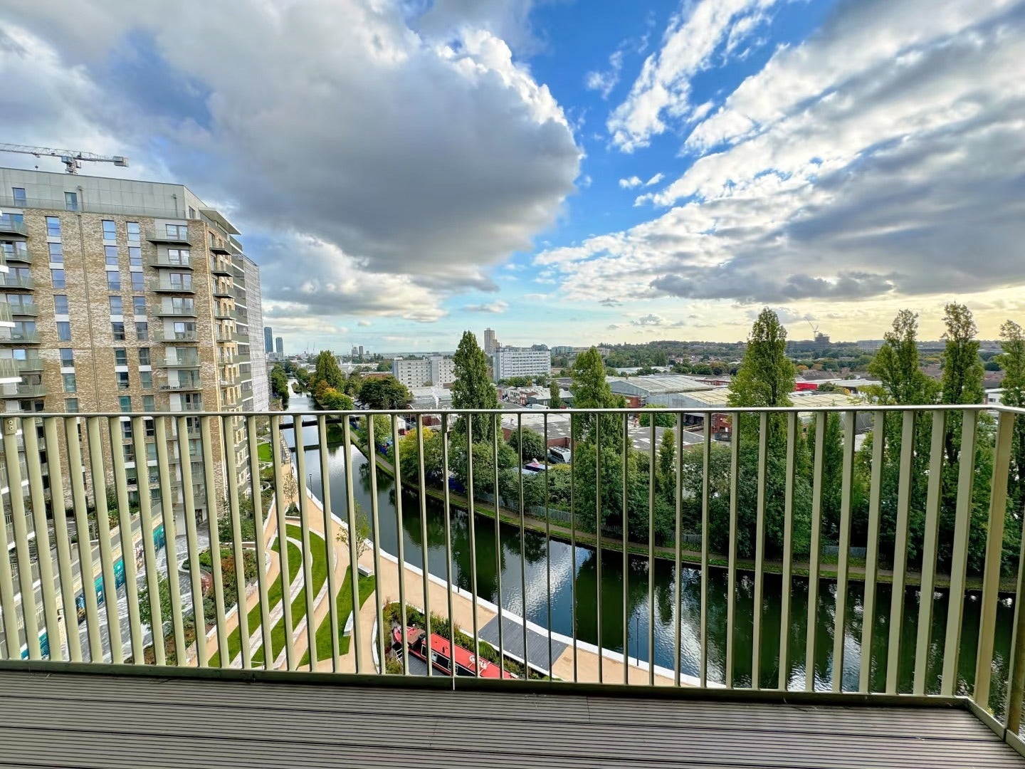 Flat Beresford Avenue in Greater London