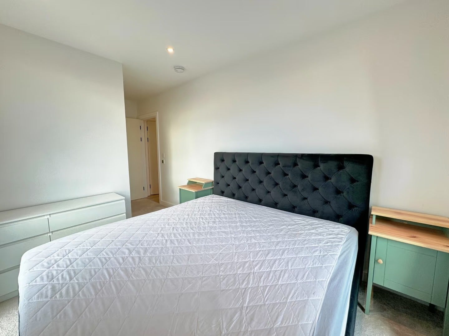 Flat Beresford Avenue in Greater London