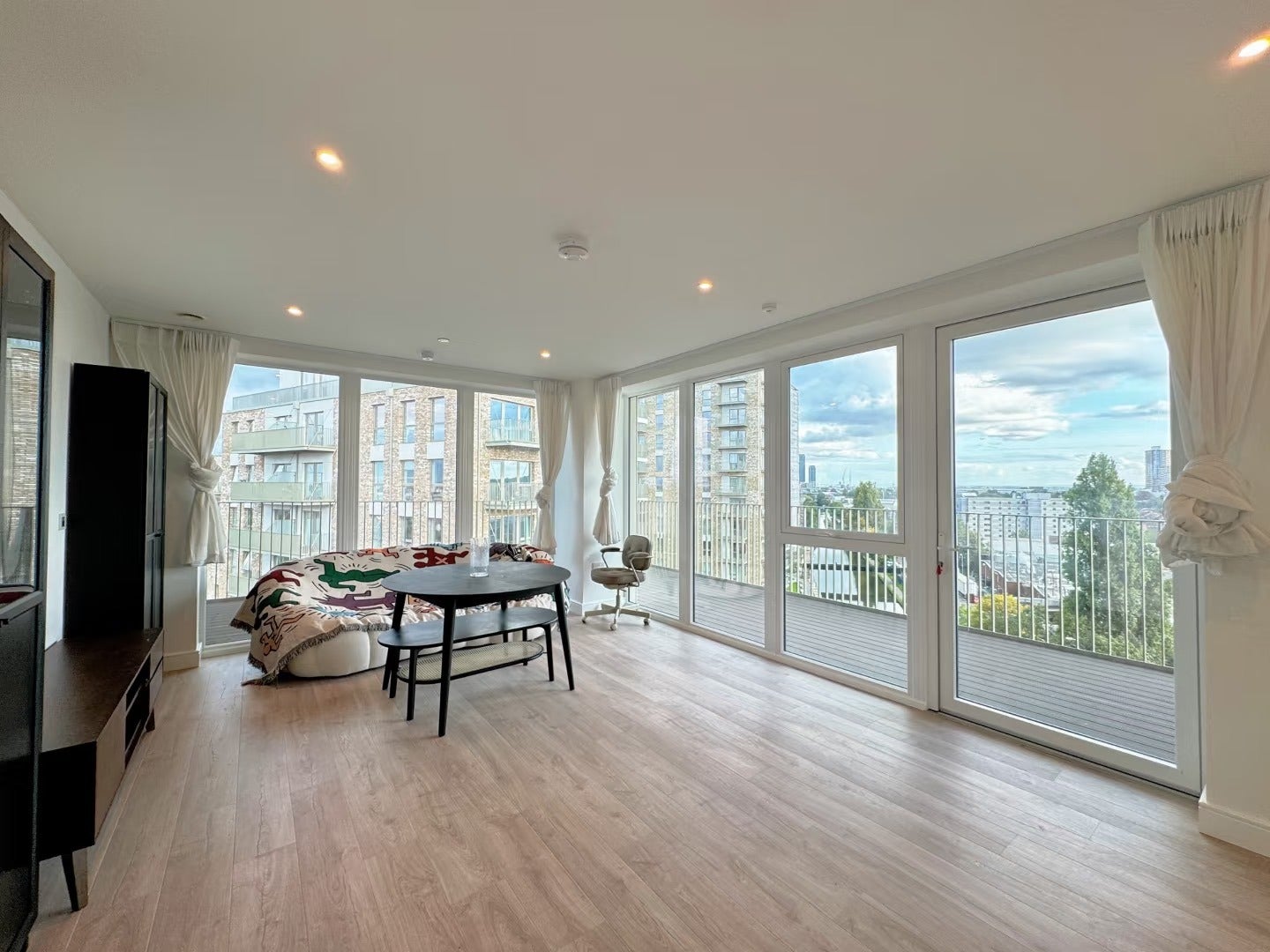 Flat Beresford Avenue in Greater London