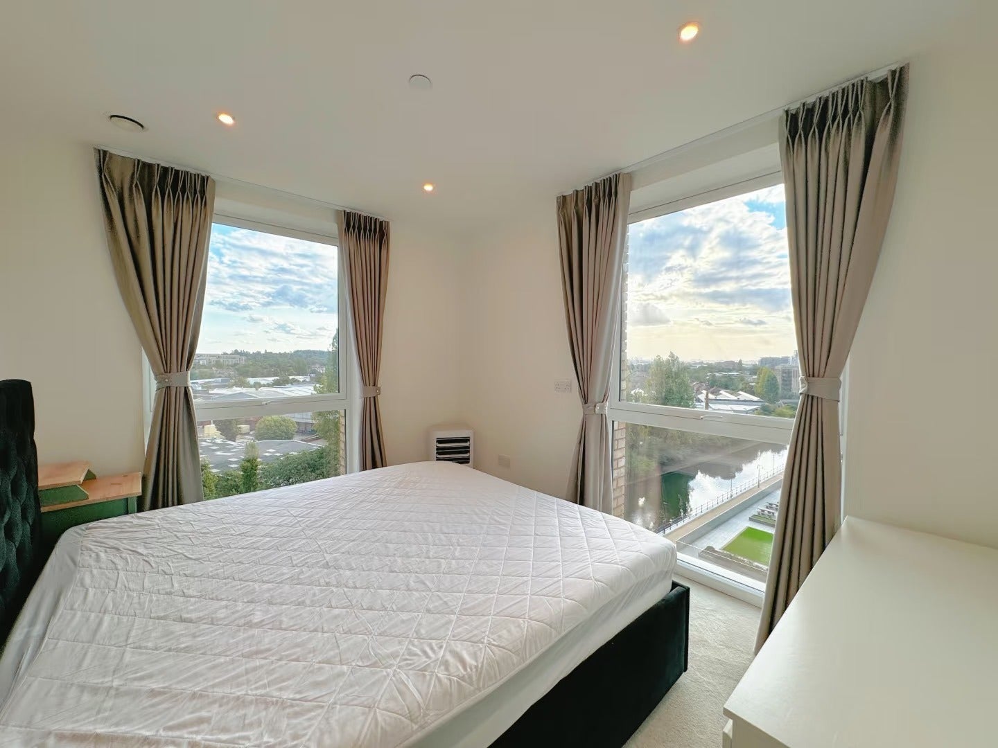 Flat Beresford Avenue in Greater London