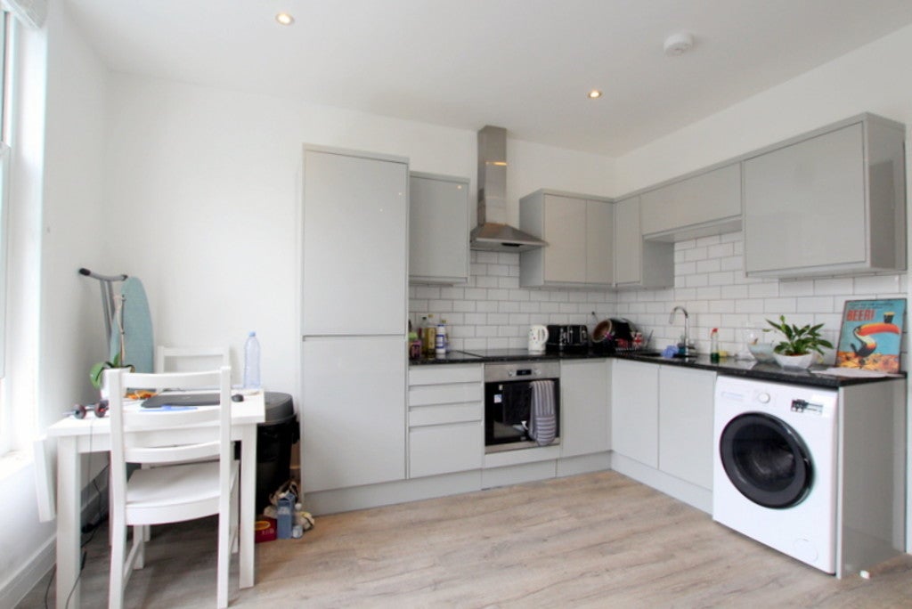 Flat Upper Tooting Road in Greater London
