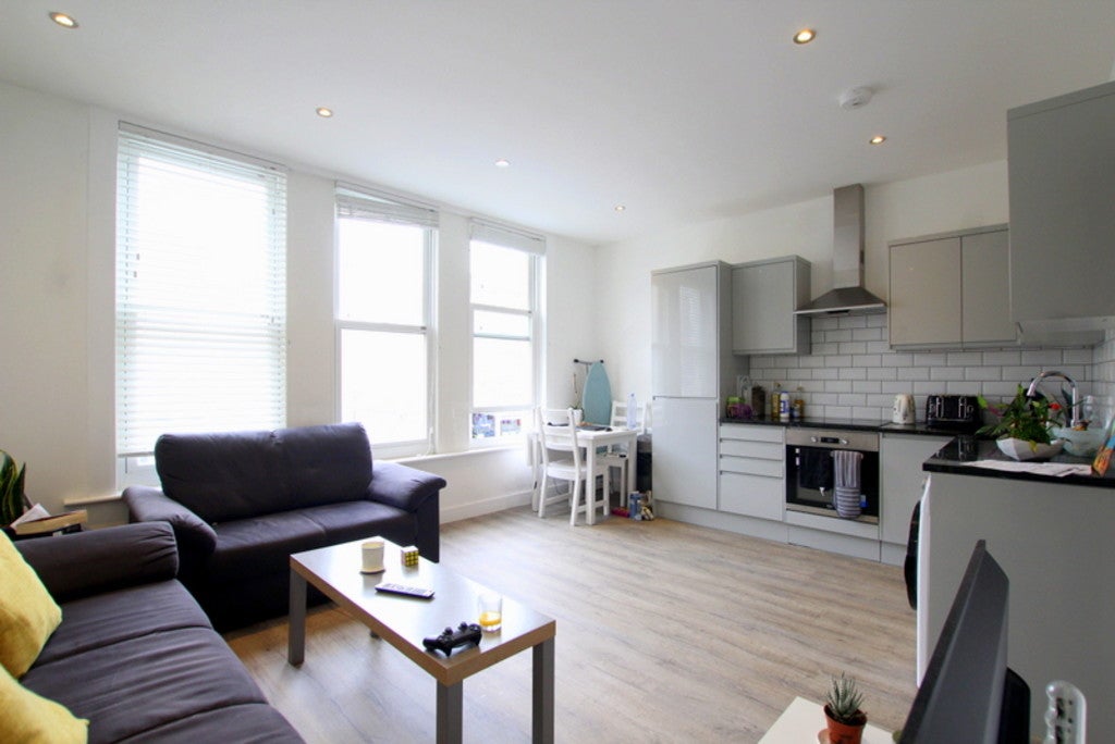 Flat Upper Tooting Road in Greater London