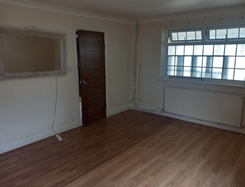 Flat Richings Way in Richings Park