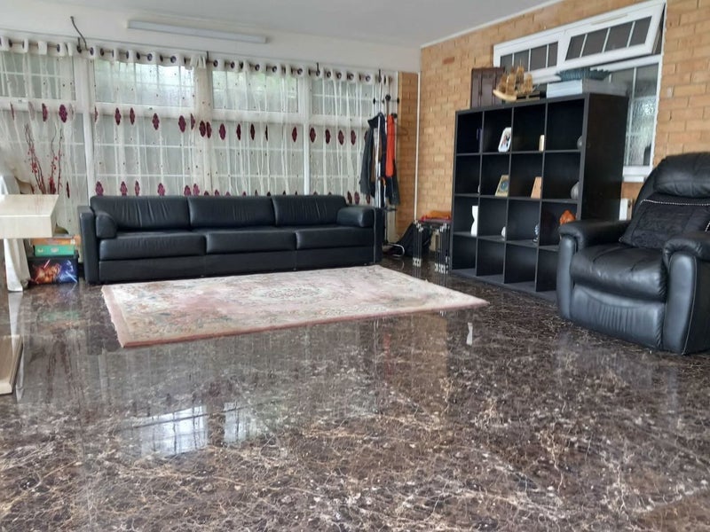 Flat Richings Way in Richings Park