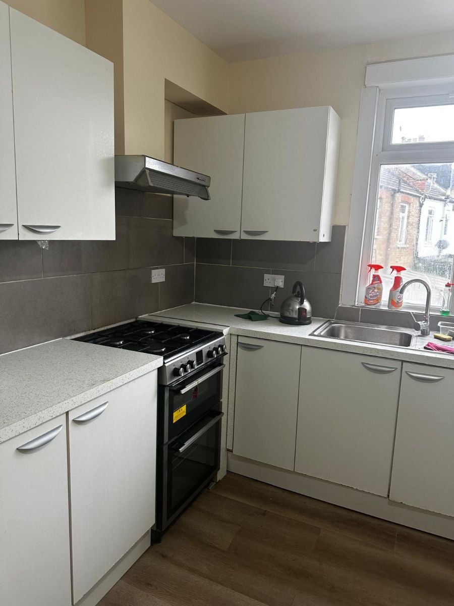 Flat Northolt Road in Greater London