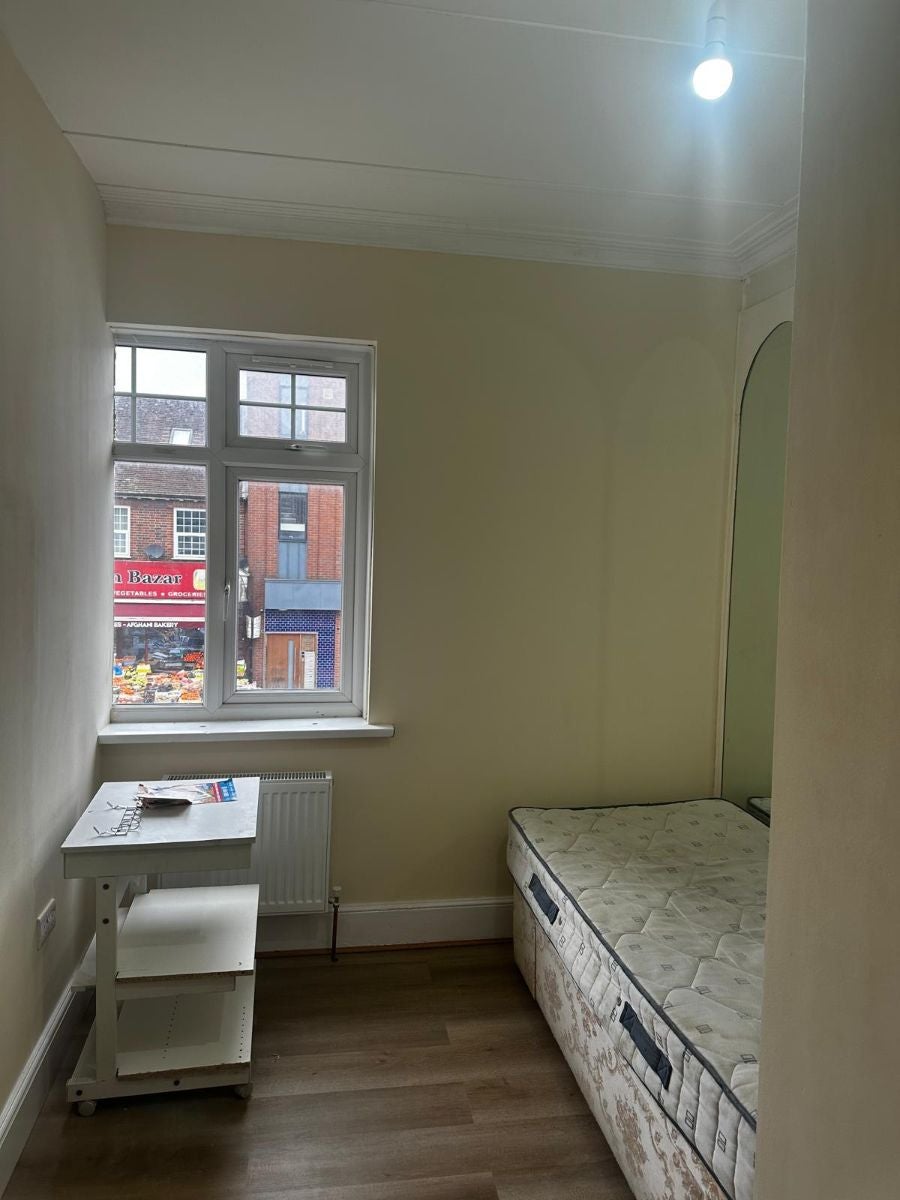 Flat Northolt Road in Greater London