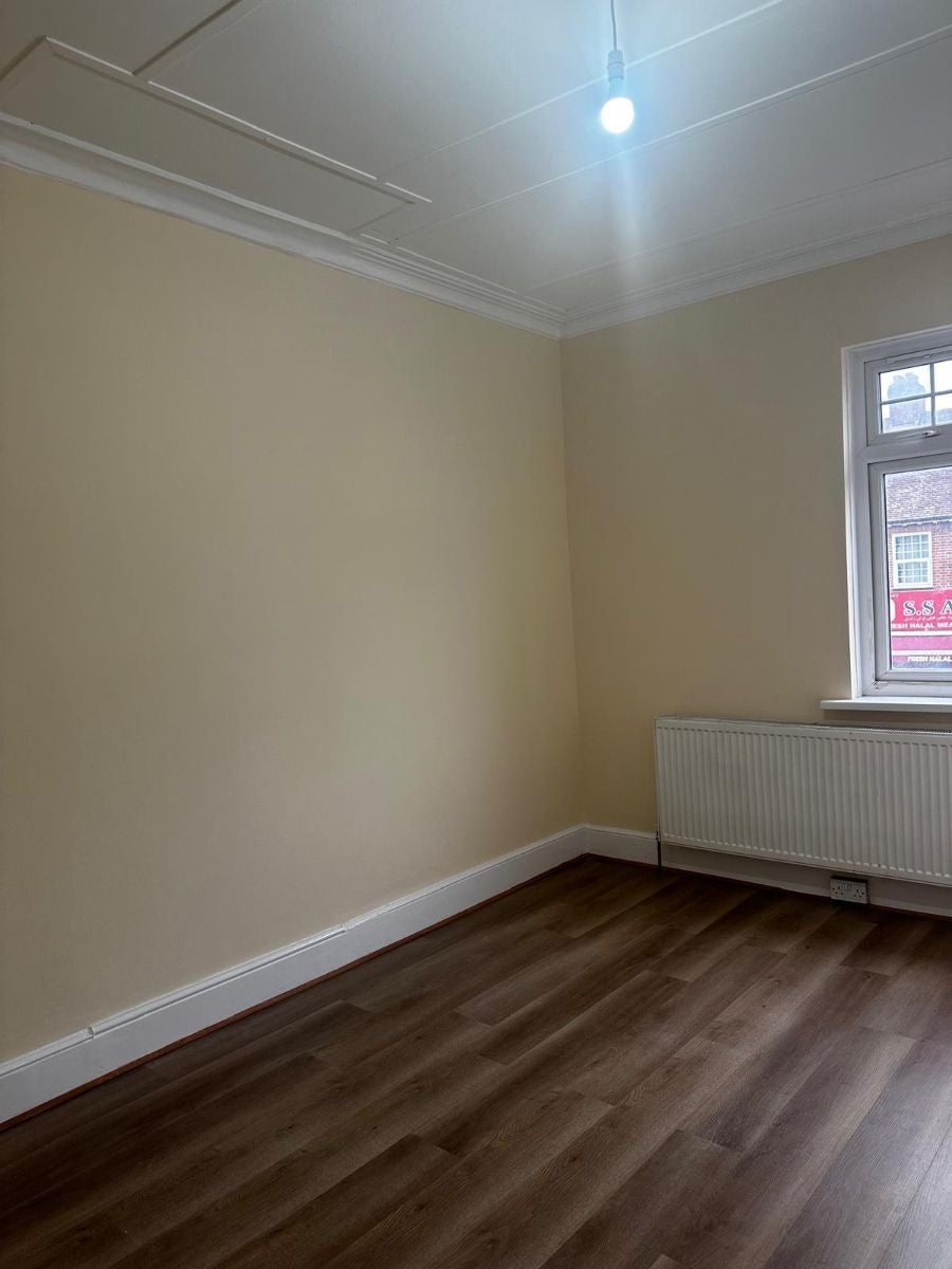 Flat Northolt Road in Greater London