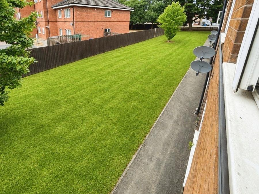 Flat California Gardens in Derby
