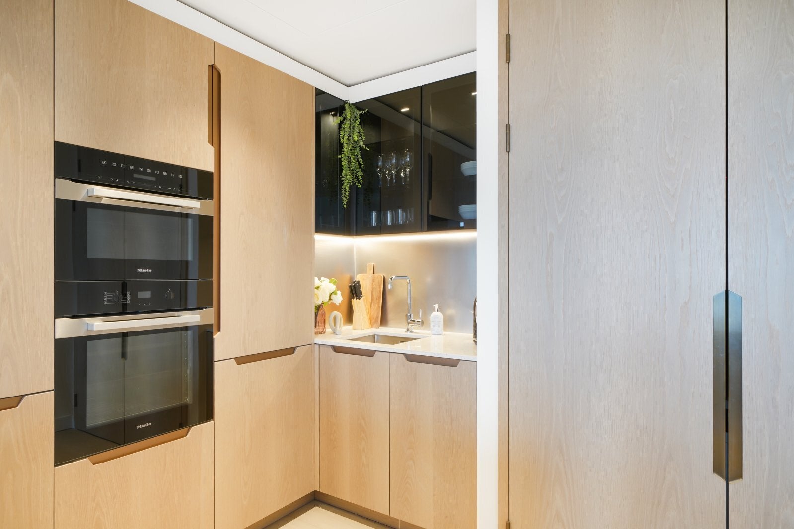 Flat Nine Elms Lane in Greater London
