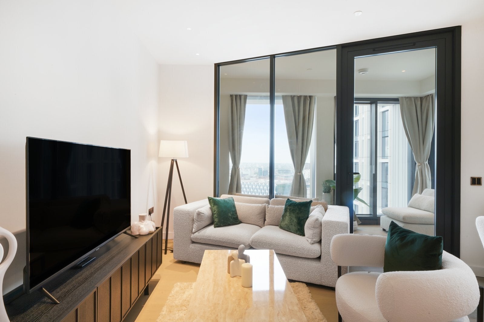 Flat Nine Elms Lane in Greater London