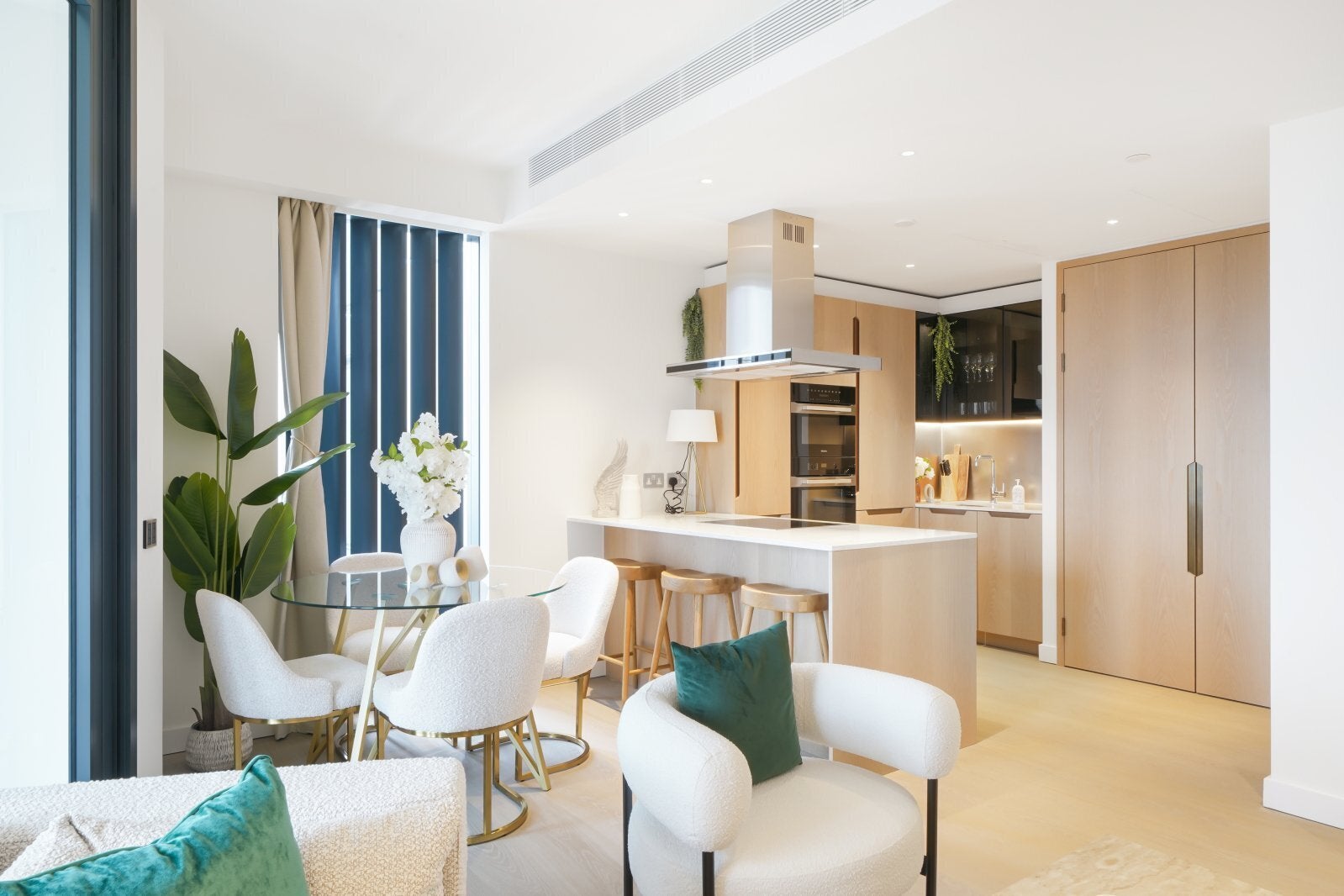 Flat Nine Elms Lane in Greater London