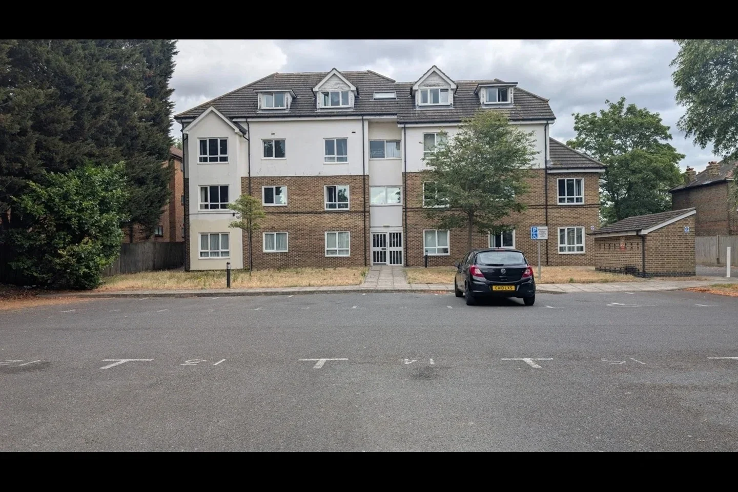 Flat Albert Road in Greater London