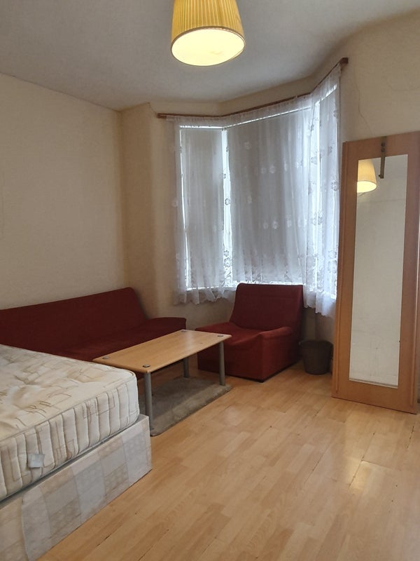 Room Wolsey Avenue in Greater London