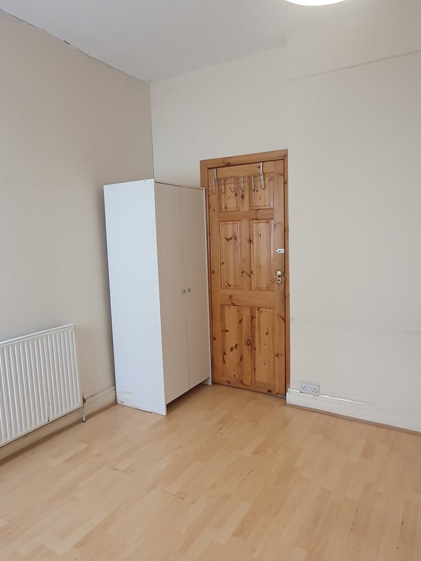 Room Wolsey Avenue in Greater London