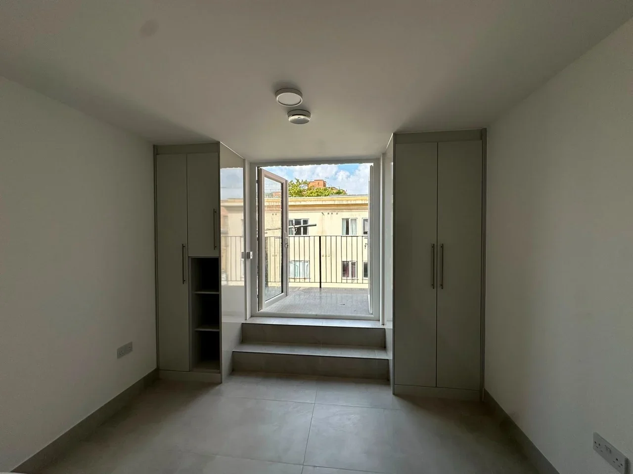 Flat Leeland Road in Greater London