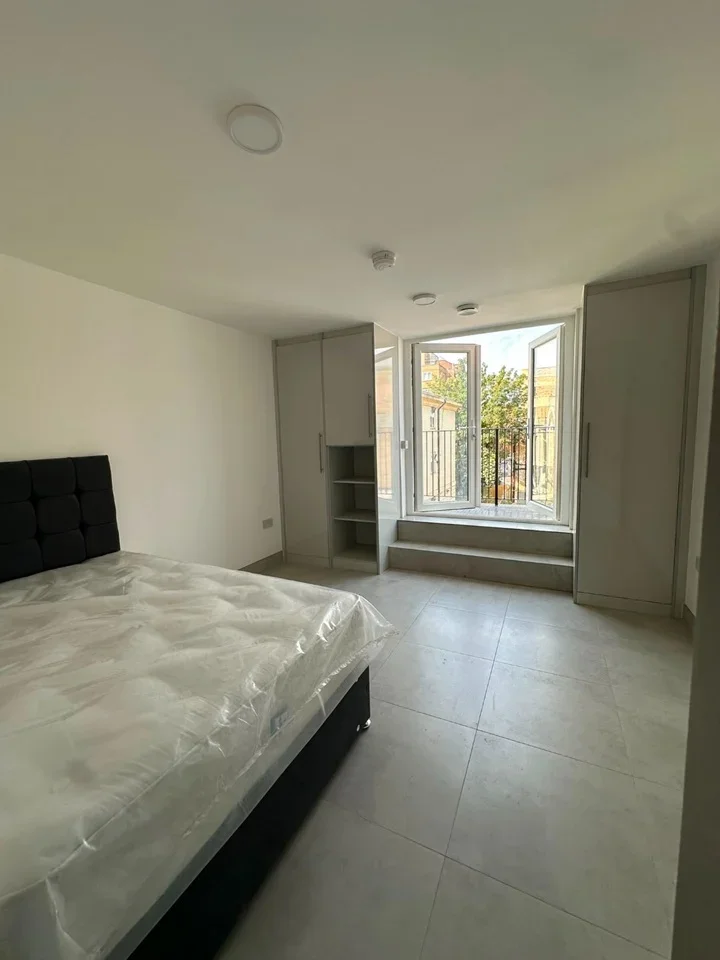 Flat Leeland Road in Greater London