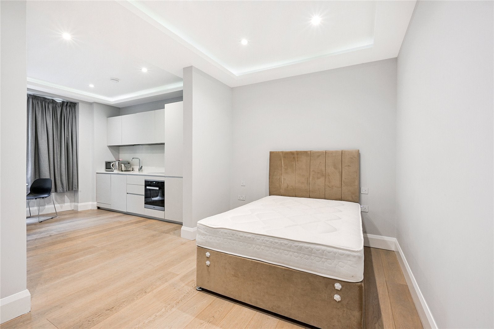 Flat Clanricarde Gardens in Greater London