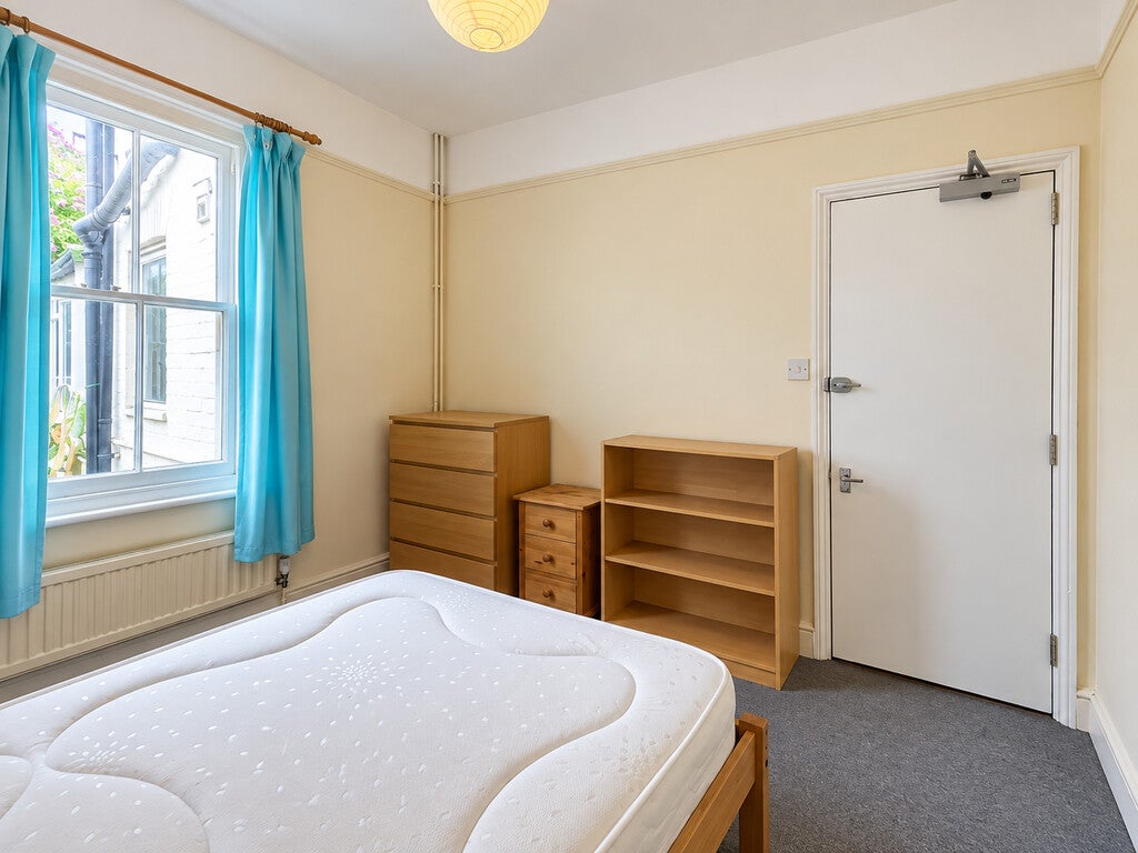 Room City Road in Cambridge