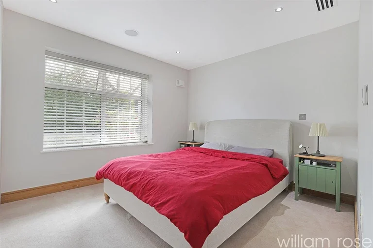 Flat High Road Woodford Green in Greater London