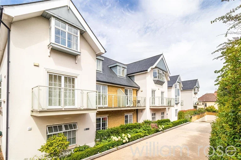 Flat High Road Woodford Green in Greater London