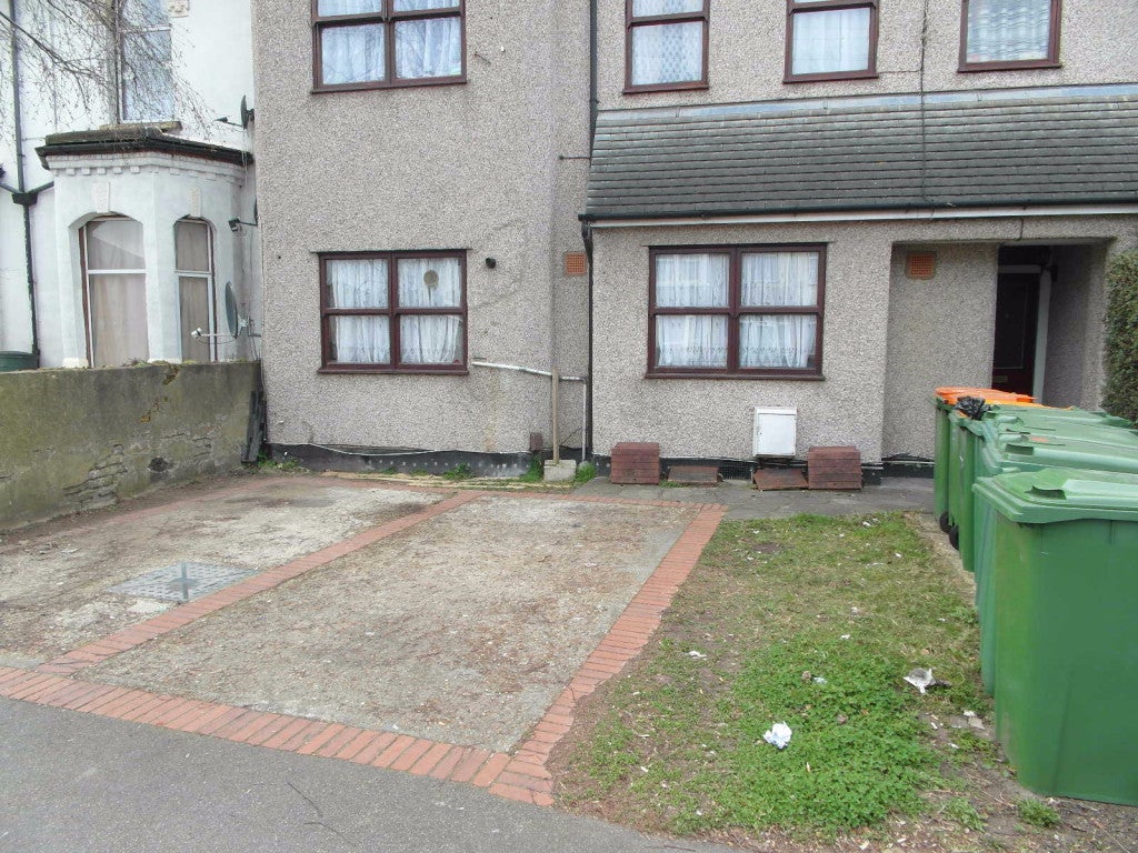 Flat Margery Park Road in Greater London