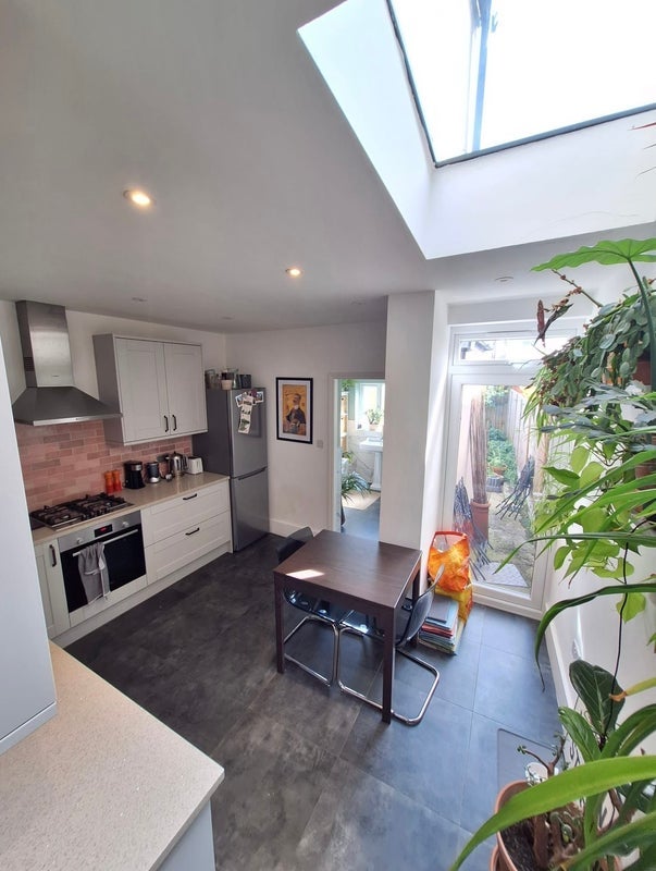 Room Hewish Road in Greater London