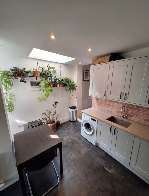 Room Hewish Road in Greater London