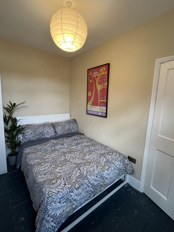 Room Hewish Road in Greater London