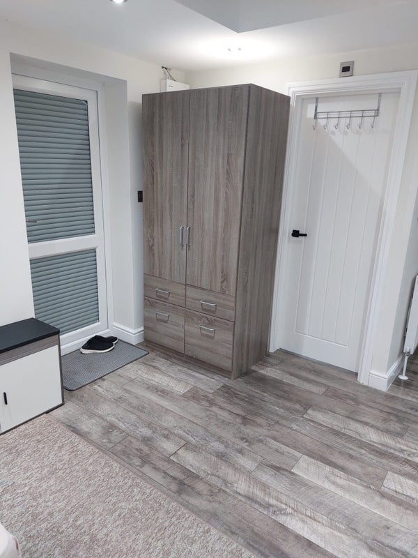 Room Knolton Way in Slough