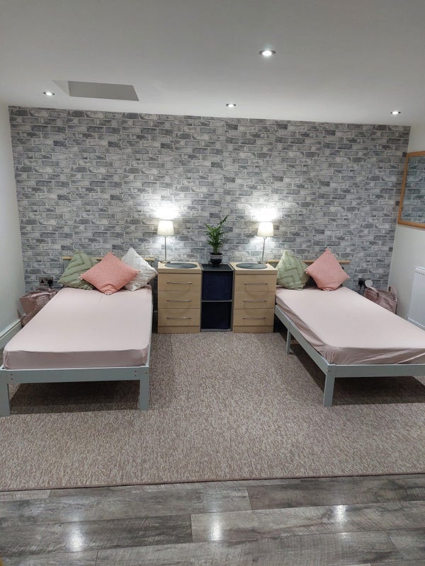 Room Knolton Way in Slough
