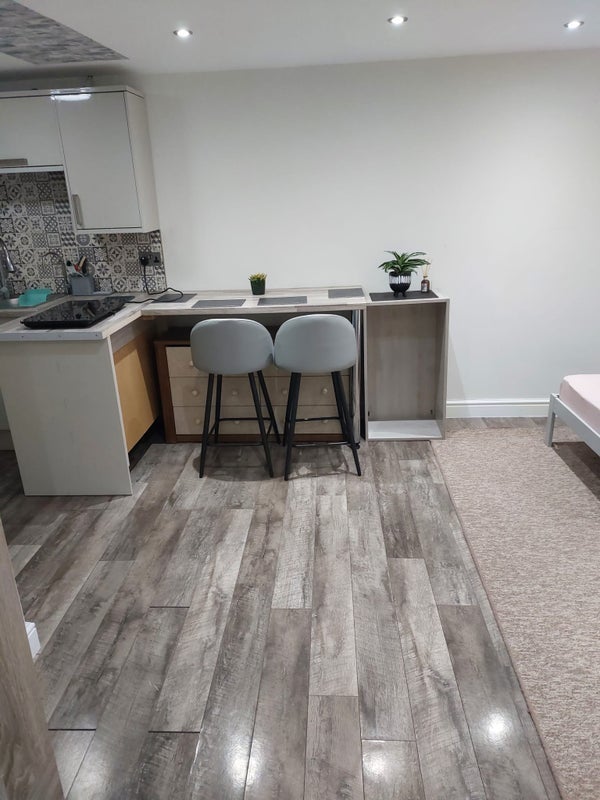 Room Knolton Way in Slough