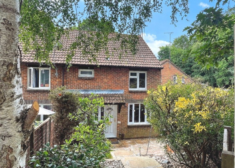 House Overthorpe Close in Woking
