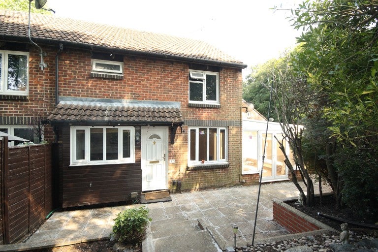 House Overthorpe Close in Woking