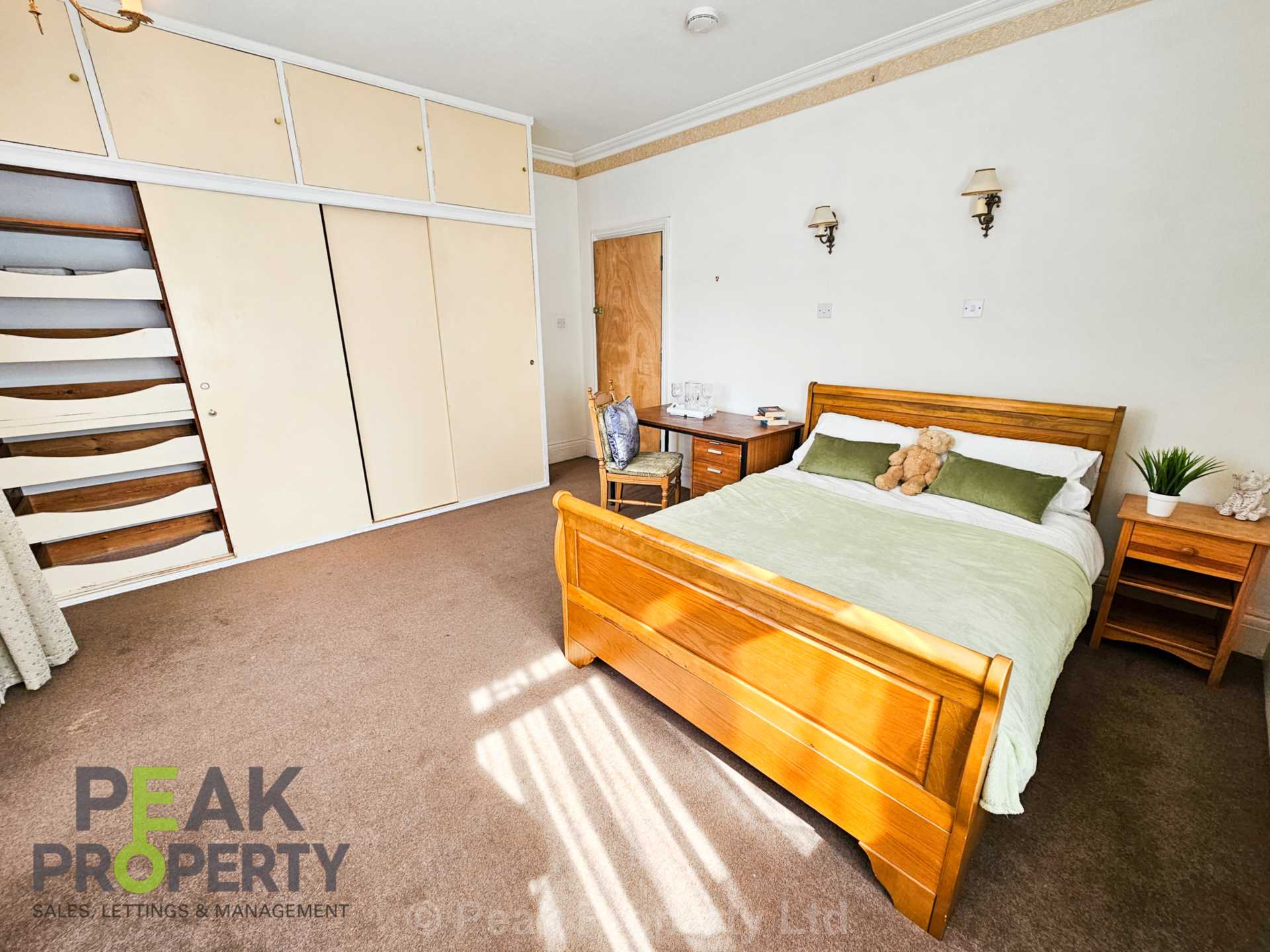 Room Canewdon Road in Southend-on-Sea