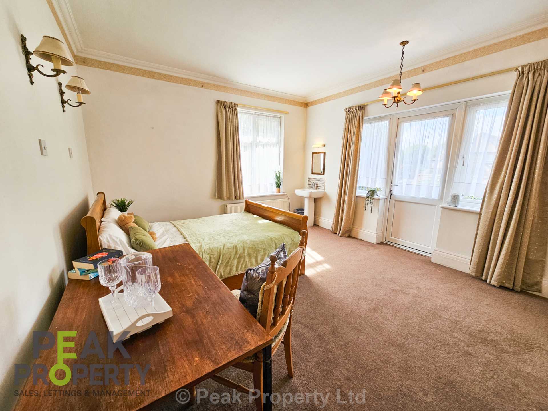 Room Canewdon Road in Southend-on-Sea